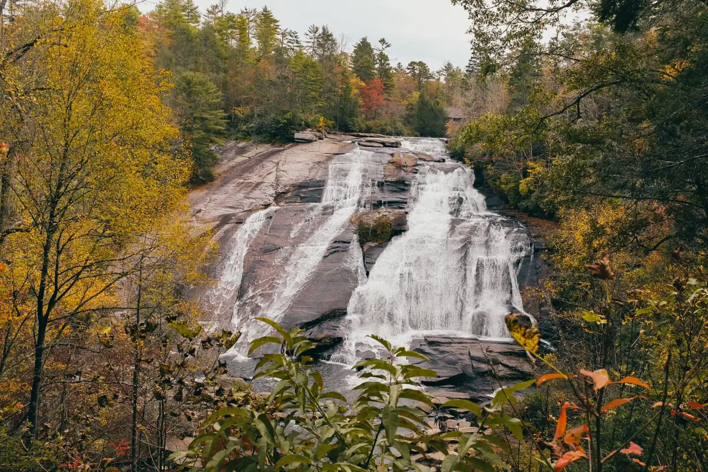 Ein Wasserfall in einem herbstlichen Wald